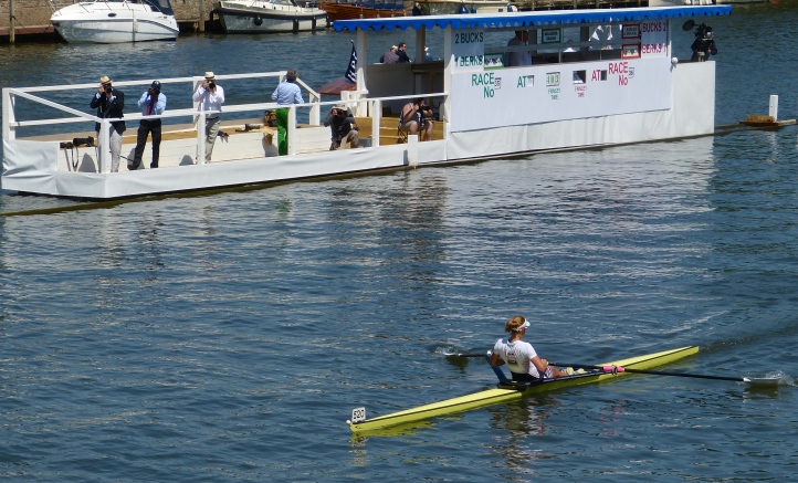 Pic 5. Knapkova passes the progress board and the photographer’s stand, a few strokes from the finish.