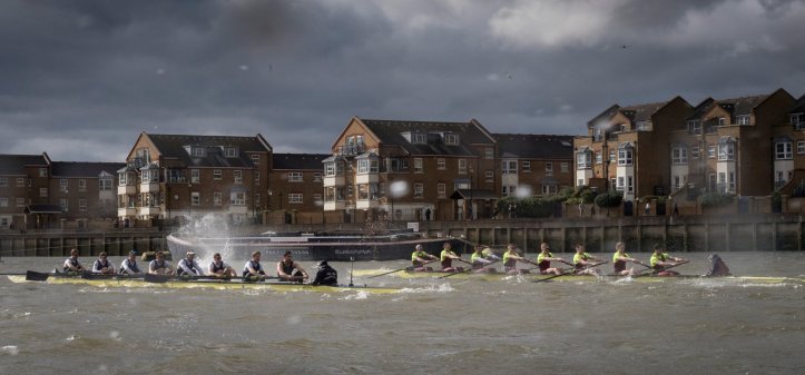 A great picture of the second race passing Chiswick from photographer Duncan Grove posted on @deegeefrps. More of Duncan’s pictures of the two Brookes–OUBC races are on his website. 