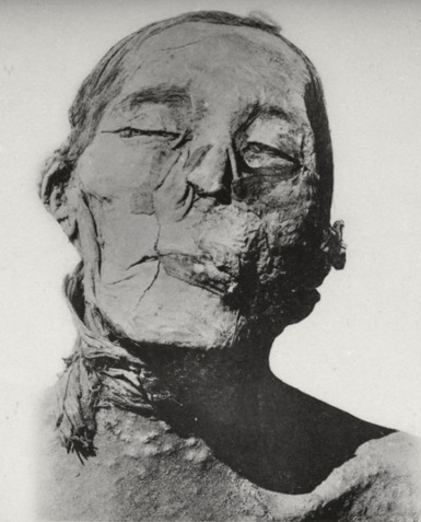 The face of the mummy of Amenhotep II as photographed in 1902.